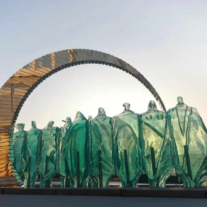 Poly Real Estate crescent-shaped sculpture - 图片 4